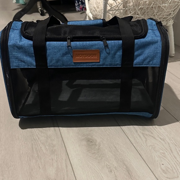 Pet Carrier - Picture 2 of 8